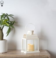 فانوس رمضاني بشمع مضئ