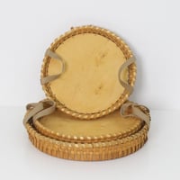 سلة خوص دائرية بيد جلد