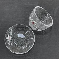 فنجال زجاج فضي بقاعدة