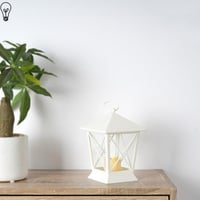 فانوس رمضاني بشمع مضئ