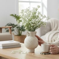 فازة مع الورد الصناعي أنيقة من تنسيقنا