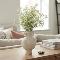 فازة مع الورد الصناعي أنيقة من تنسيقنا