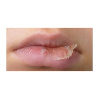 مقشر شفايف تايلندي بجوز الهند