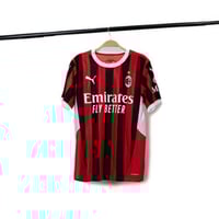 تيشيرت اي سي ميلان الأساسي 24/25 فئة اللاعبين