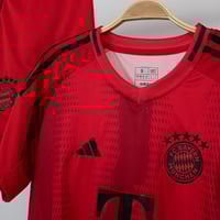 طقم بايرن ميونخ الأساسي 24/25