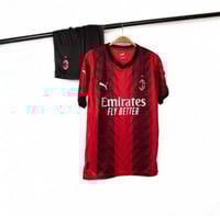 طقم اي سي ميلان الأساسي