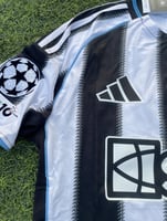 طقم نيوكاسل الأساسي 25/26