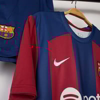 طقم برشلونة الأساسي