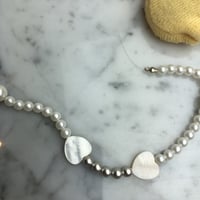 تعليقه لولو ابيض وفضي وقلب صدف