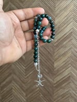 سبحة انيقة بعقيق اخضر مع اسورة سيفين M-22