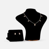 ‎ طقم نسائي بتصميم ملكي بلون ذهبي