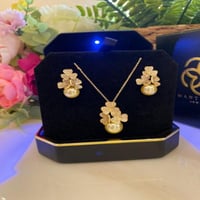 طقم ناعم وأنيق مزين باللؤلؤ وحليه بشكل الورد مرصعة...