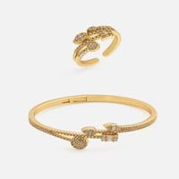 ‎ طقم نسائي راقي بلون ذهبي