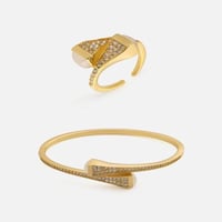 ‎ طقم نسائي جذاب بلون ذهبي