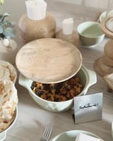 وعاء بصحن خشبي