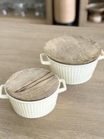 وعاء بصحن خشبي بلون بين الأصفر والبيج