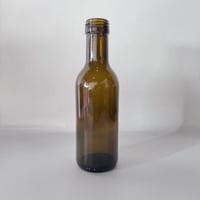 قارورة زجاجية غامق اللون يستخدم زيت الزيتون و العص...