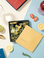 علبة مكعبات الثلج باللون الأصفر والرصاصي