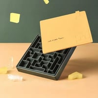 علبة مكعبات الثلج باللون الأصفر والرصاصي