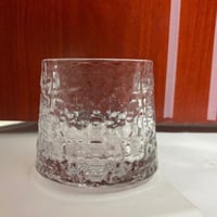 كوب زجاجي راقص لحاء الشجر