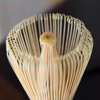 مضرب ماتشا مصنوع يدوياً من الخيزران الذهبي