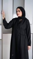 عباية بربطة جانبية وجيوب مخفية