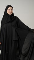 عباية بقصة واسعة وأزرة قماش