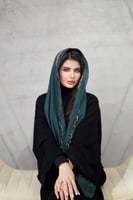 طرحة بلون زيتي وذهبي