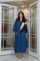 جلابية بقصات ملونة على الكتف