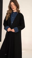 عباية سوداء بقصة قميص مشبوك