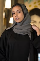 طرحة رمادي بكلفة سوداء