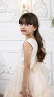 فستان بناتي بلون سكري مع اكسسوار شعر