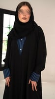 عباية سوداء بقصة قميص مشبوك