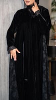 عباية مخمل مع دانتيل
