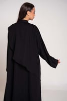 عباية مقفلة بقطعة على الصدر