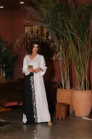 جلابية بلون ابيض واسود