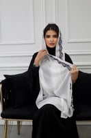 طرحة بلون ابيض واسود