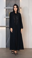 عباية بتطريز على الصدر