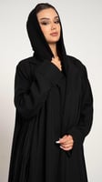 عباية مفتوحة مع فستان اسود