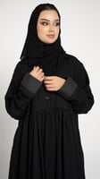 عباية مقفلة بأزرة