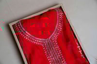 مخور بلون احمر بتطريز ذهبي مع طرحه