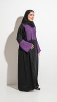 عباية بقصة صدر بنفسجي وخطوط بيضاء