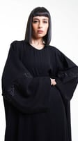 عباية بتطريز اسود من منتصف الاكمام