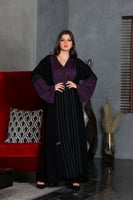 عباية بقصة صدر بنفسجي وخطوط بيضاء