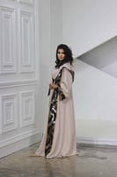 جلابية فخمة بقبعة وحزام على الخصر