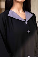 عباية سوداء رسمية بياقة وأزرة رمادي
