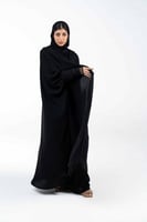 عباية بياقة طويلة واكمام تل منقط