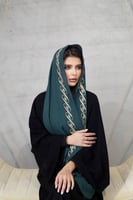 طرحة بلون زيتي وذهبي