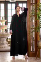 عباية مزينه بشك والاكمام باللون الوردي الغامق