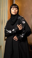 عباية بتطريز ورد ملون على الاكمام